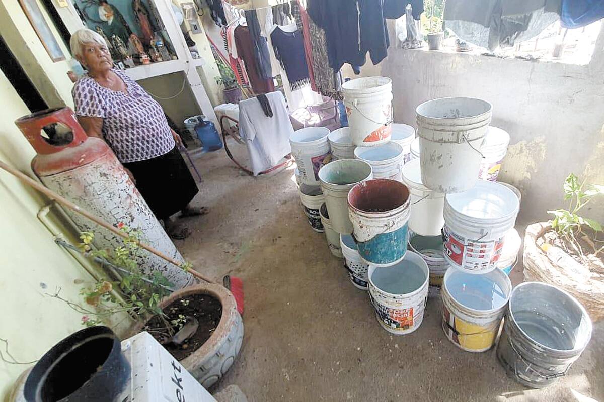 Doña Susana vive en la colonia 5 de Mayo y almacena el agua en 26 cubetas por fallas en el servicio