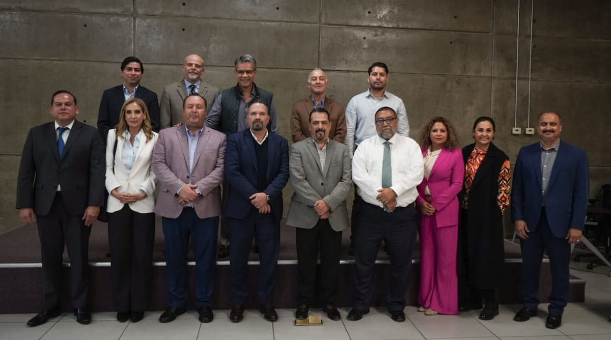 La mesa de trabajo contó con la participación del coordinador del Consejo Consultivo Empresarial Municipal, Carlos Jaramillo; el coordinador de la Comisión de Seguridad del Consejo Consultivo, Juan Manuel Hernández; el presidente del Consejo Ciudadano de Seguridad Pública de Baja California, Roberto Quijano; el consejero representante de la Asociación de Empresarios de Baja California, Roberto Castro; los vocales del Consejo Consultivo Empresarial.