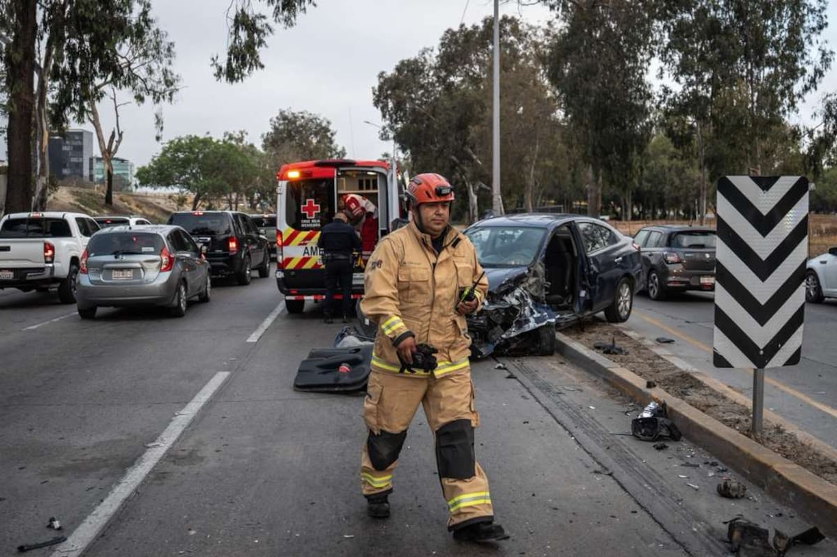 El accidente involucró tres vehículos y movilizó a cuerpos de emergencia la mañana de este lunes 15 de junio. Foto: Border Zoom