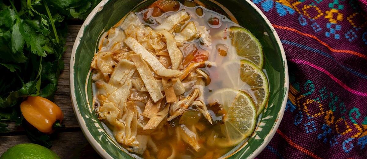 En el lugar 53 está la Sopa de Lima, un platillo de origen yucateco l Foto: Taste Atlas