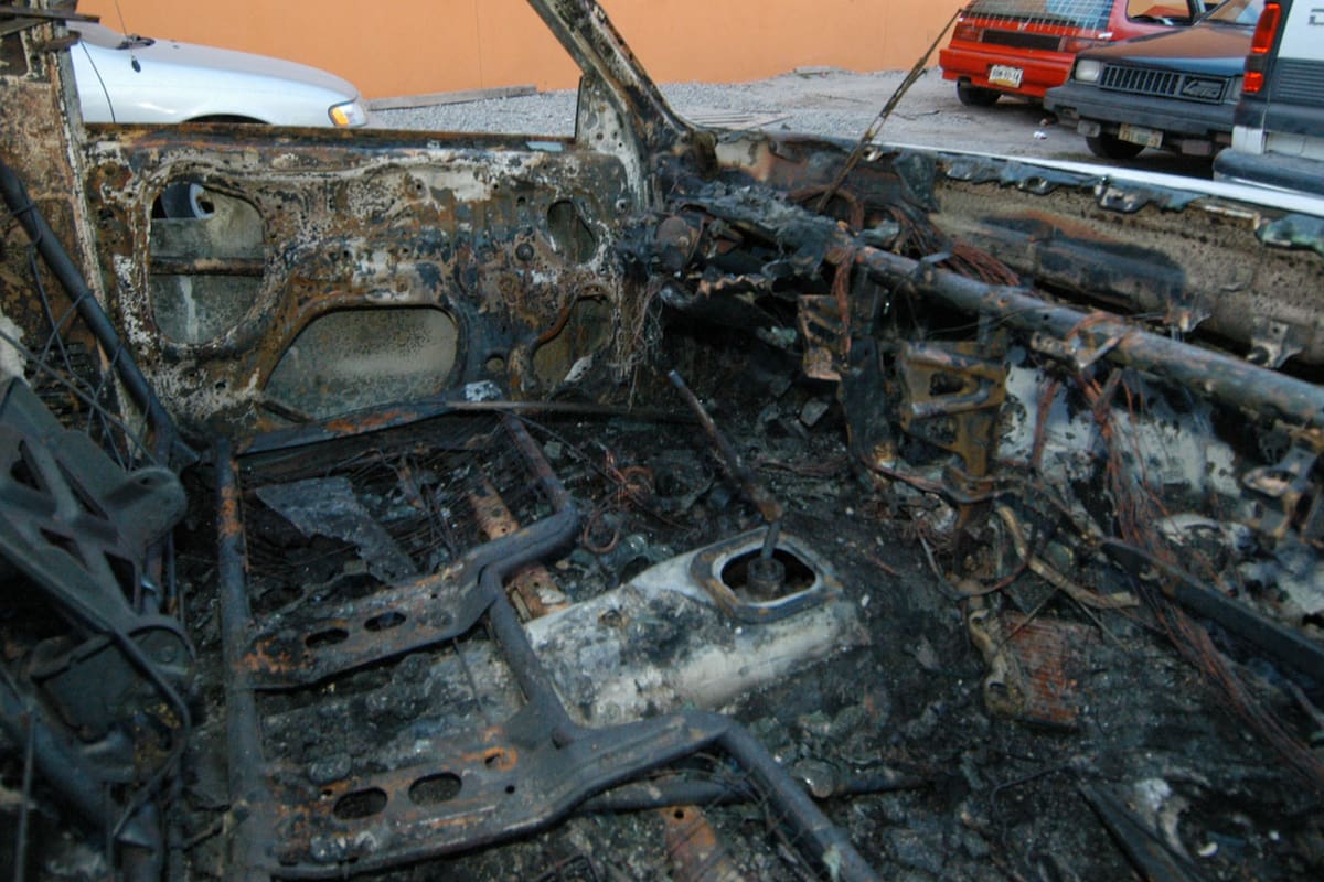 Encuentran cadáver dentro de camioneta calcinada en Tijuana
