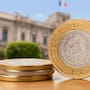 Por una reforma a la Ley Monetaria, Banxico y Hacienda sustituyen el núcleo de la moneda de 10 pesos por acero en 2026 para reducir costos, pero las piezas anteriores mantendrán su valor y tendrán un retiro paulatino