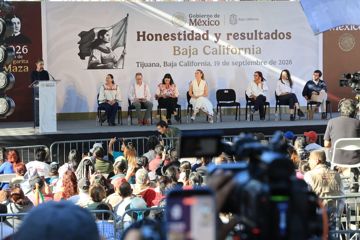 La presidenta Claudia Sheinbaum Pardo dirigió un mensaje ante simpatizantes reunidos en la Avenida Revolución de Tijuana, donde presentó proyectos para Baja California. Foto: Sergio Otriz