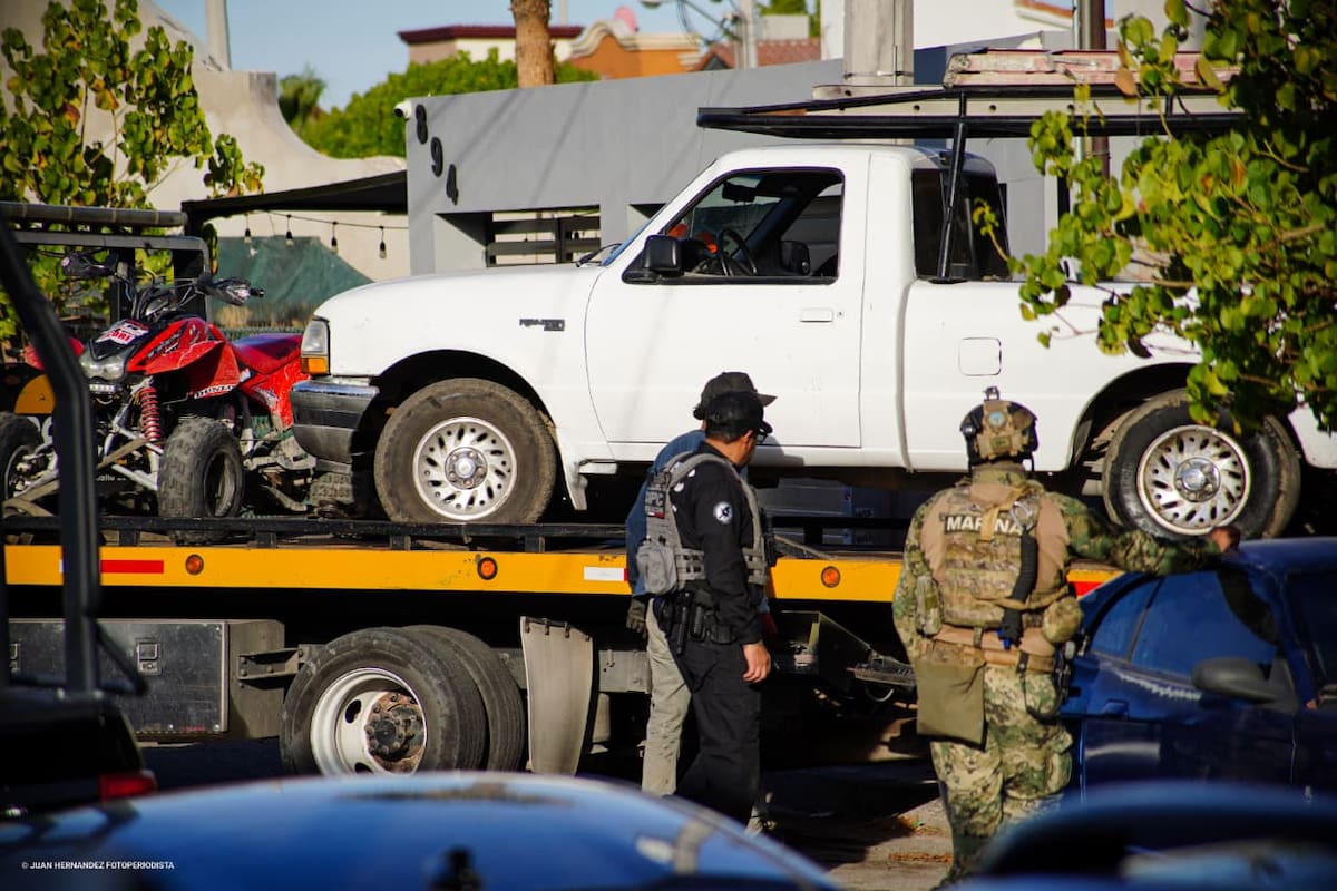 Autoridades federales mantienen un operativo en un domicilio del fraccionamiento Hacienda del Bosque, donde fueron aseguradas una cuatrimoto y una camioneta Ford Ranger. Foto: Border Zoom.