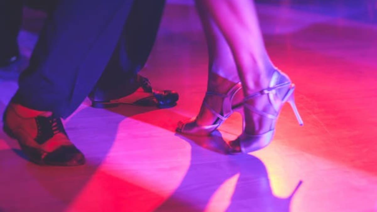 Invitan a clases gratuitas de salsa y bachata en el parque de la Torre Agua Caliente