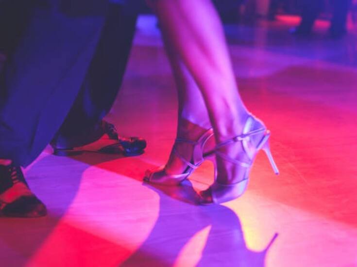 Invitan a clases gratuitas de salsa y bachata en el parque de la Torre Agua Caliente