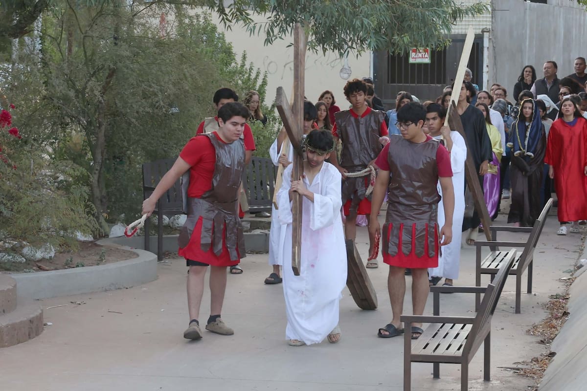 Viernes Santo en Villa de Seris: Jóvenes del Santuario de la Candelaria representan la pasión de Cristo con viacrucis viviente desde la Plaza de los Tres Pueblos