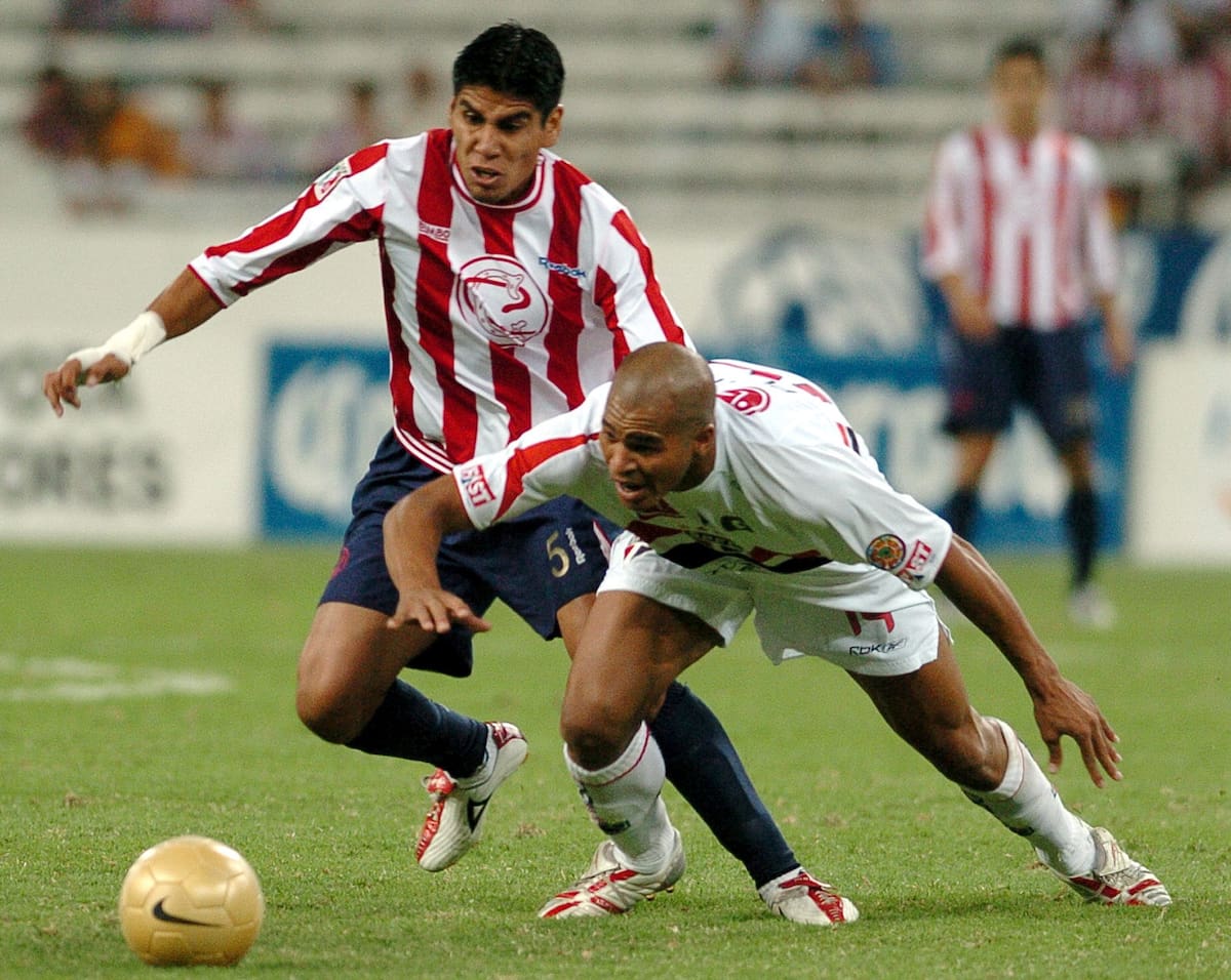 Carlos Salcido (izda.) de Chivas de Guadalajara disputa el balón con Leandro do Bonfirm (dcha.) de Sao Paulo de Brasil en juego de la Copa Libertadores 2006. EFE/David de la Paz