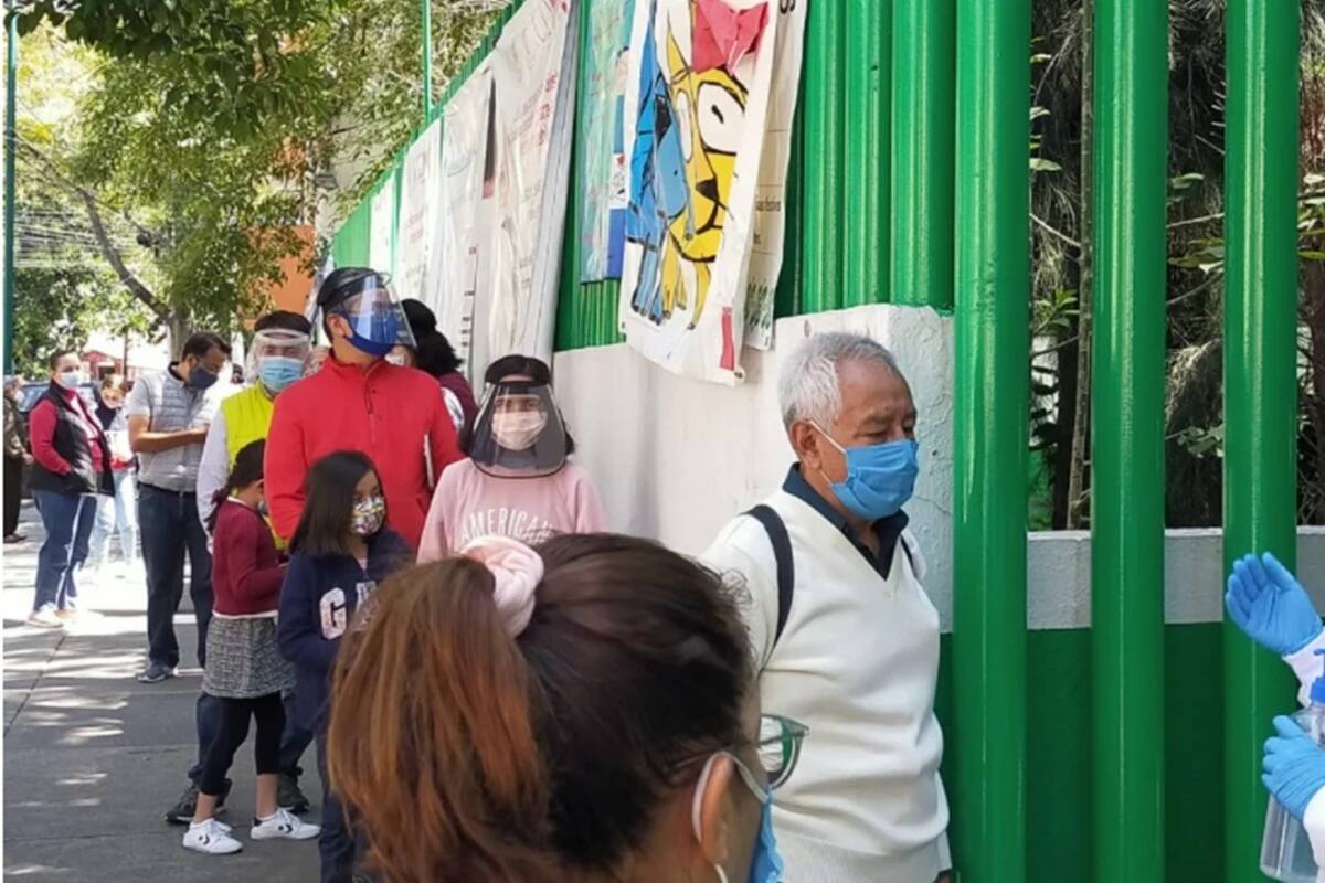Se forman largas filas en CDMX para vacunarse contra la influenza