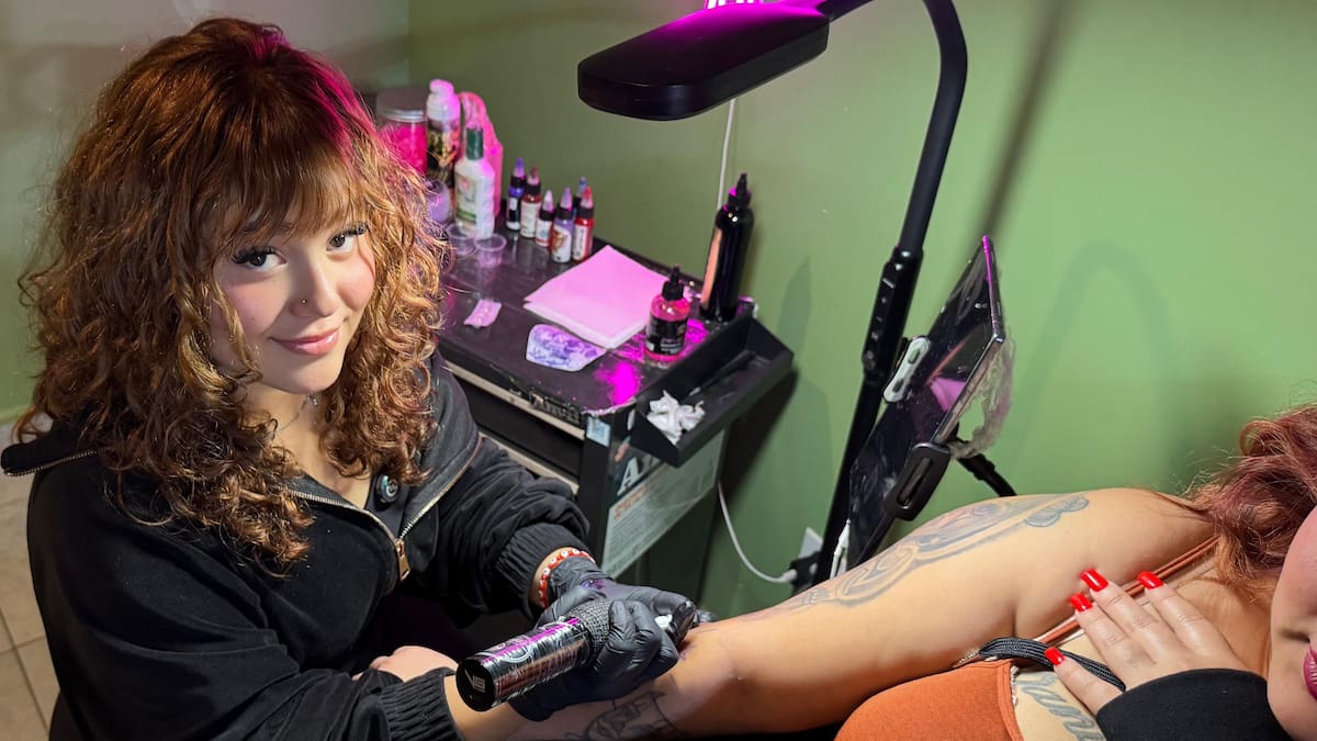 A sus 15 Nahomi es artista del tatuaje en TJ