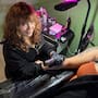 A sus 15 Nahomi es artista del tatuaje en TJ