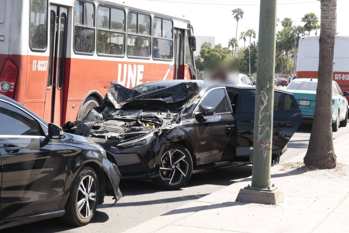 Choque triple que involucró Mercedes-Benz y camión genera caos vehicular en Hermosillo
