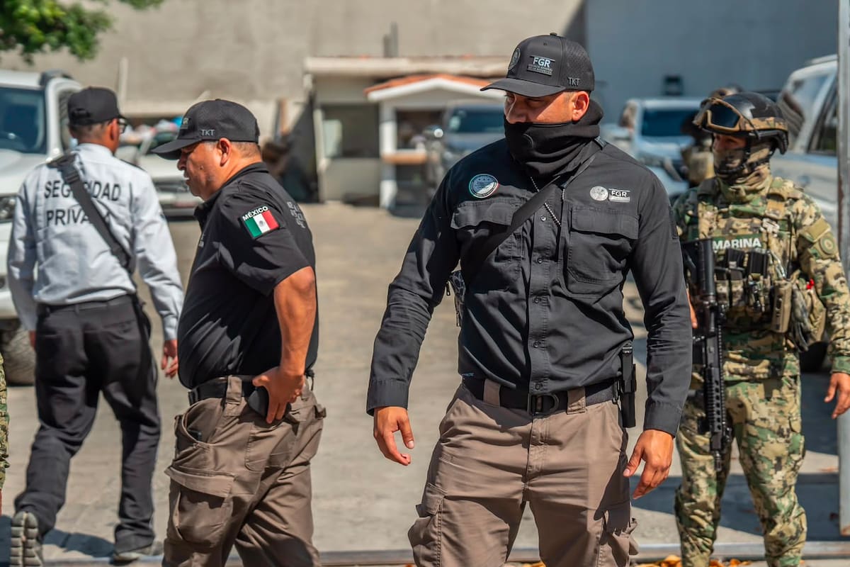 FGR investiga hallazgo de 2 mil 300 litros de hidrocarburo y cuatro tomas clandestinas en Ayotlán, Jalisco
