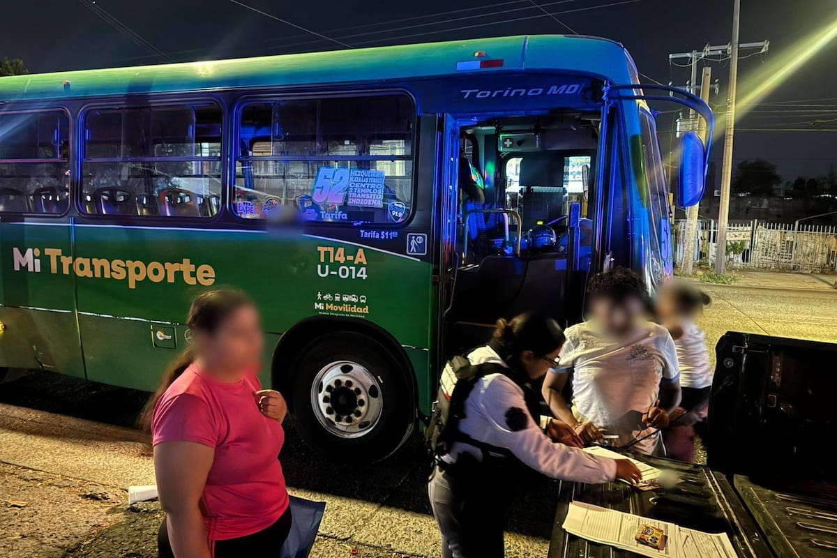 Niño de 10 años viajaba solo en un camión de Guadalajara para ir a jugar videojuegos con sus amigos; la policía estatal lo reencontró con su mamá