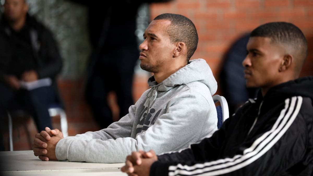 Cómplises de la madre, Jacquen Appollis y Steveno Van Rhyn, durante el juicio en Sudáfrica. FOTO: Reuters