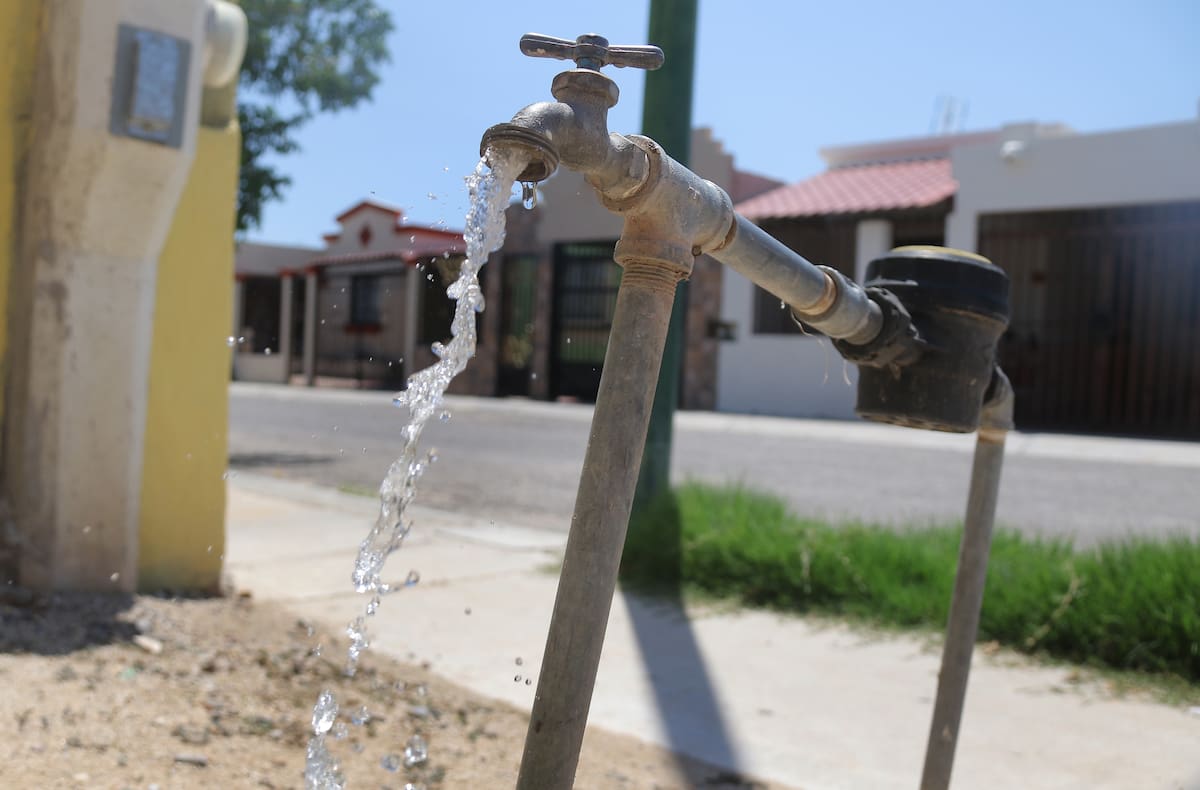 Vecinos de colonias del Norte de Hermosillo reportan que el suministro de agua llega con muy poca presión y, en ocasiones, solo como un chorrito, dificultando las actividades diarias. FOTO: BANCO DIGITAL
