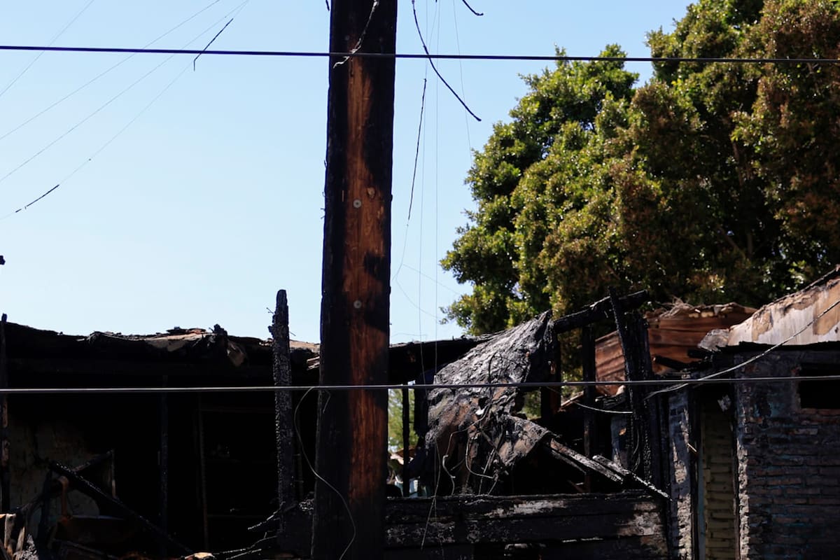 Mueren dos hombres calcinados tras incendio en vivienda de la Primera Sección; bomberos rescatan a un perro