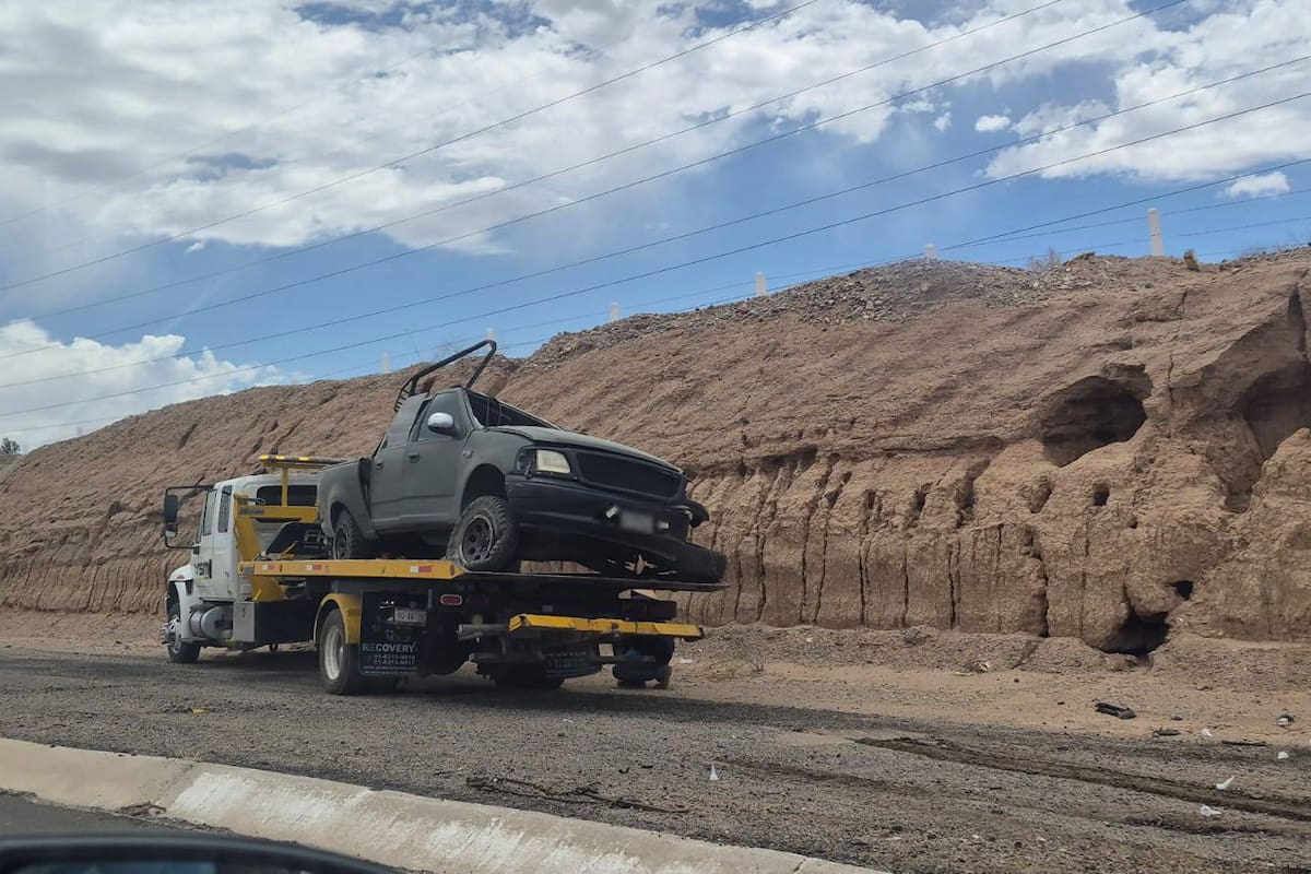 Aparatosa volcadura en la carretera Mexicali-Tijuana deja dos hombres lesionados