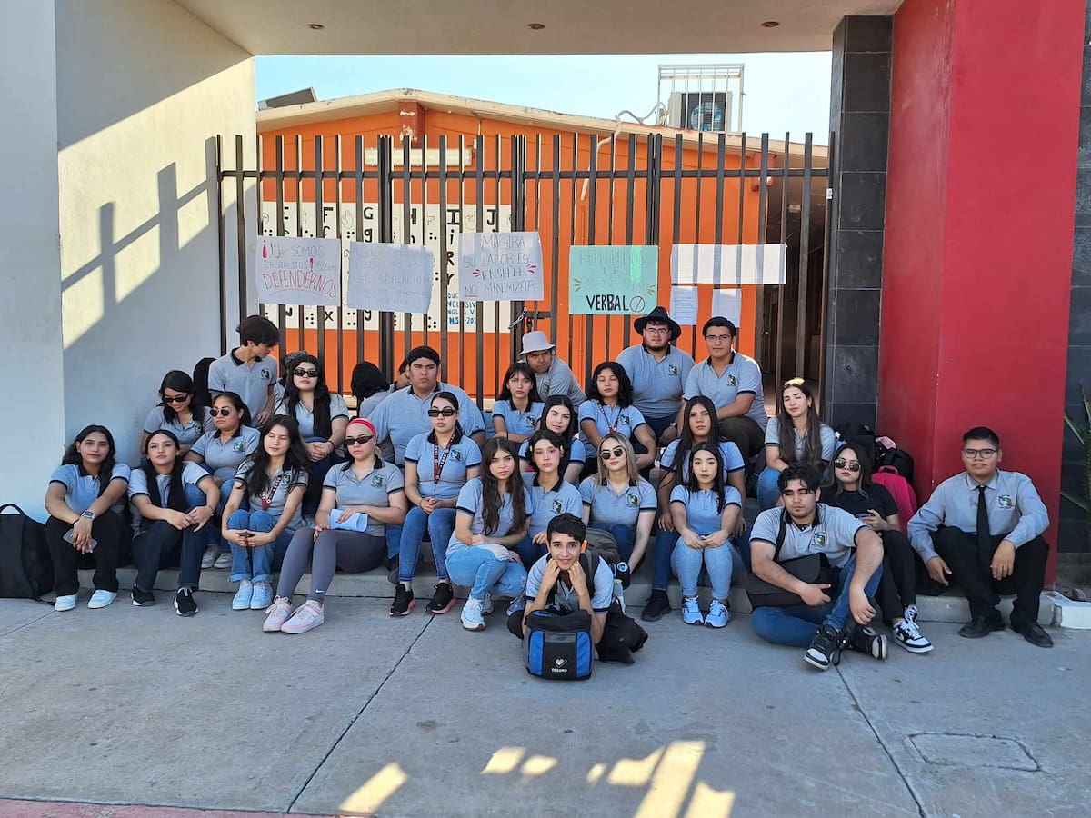 Cierran alumnos del Creson su escuela; Acusan a docente de malas praxis