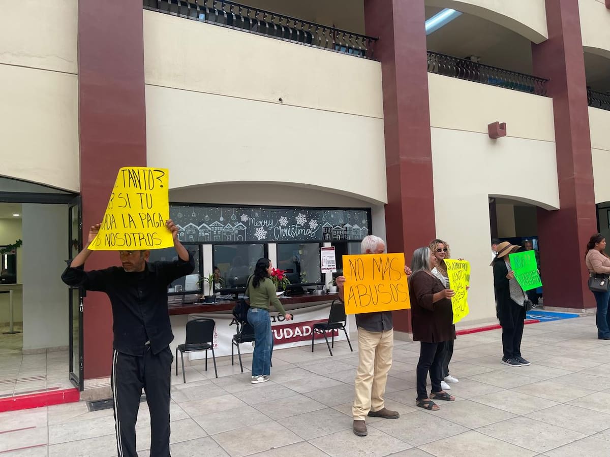 Un grupo de manifestantes protestó en Palacio Municipal contra aumentos en Predial, permisos y trámites, exigiendo transparencia en recursos. Foto: Cortesía