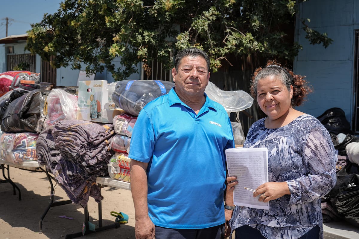 Periódico Frontera lleva abrigo a familias afectadas por incendio en Cañón del padre