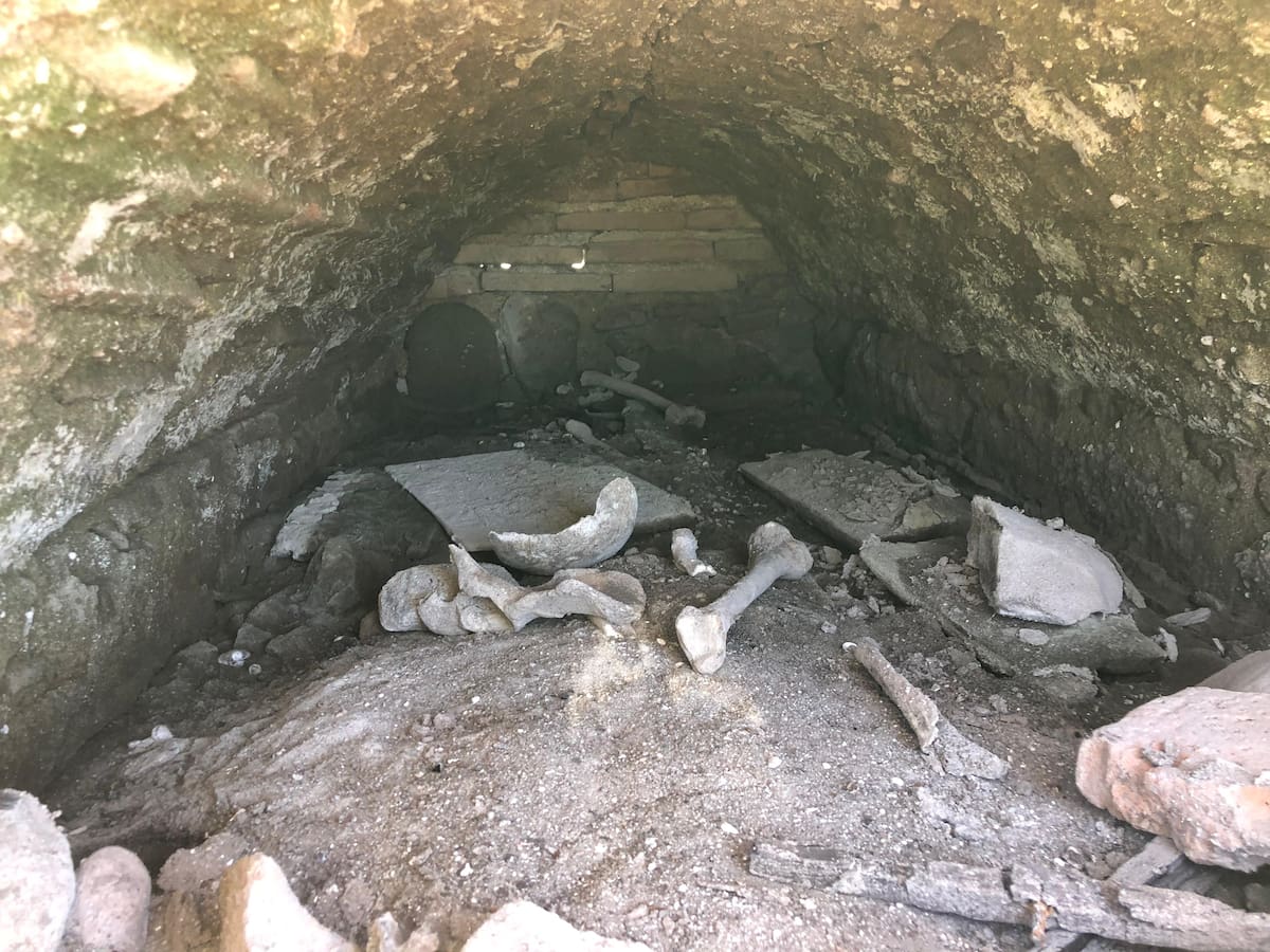 Una de las tumbas expuestas del panteón muestra la osamenta de
quien fue sepultado en ese lugar. FOTO: MAYRA ECHEVERRÍA