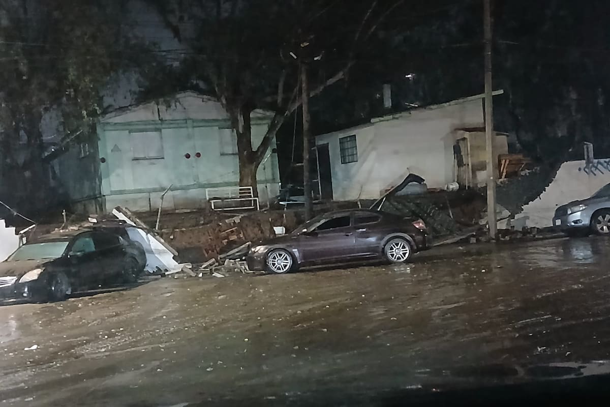 Colapsa barda del Colegio Servet sobre vehículos tras inundaciones en Ensenada