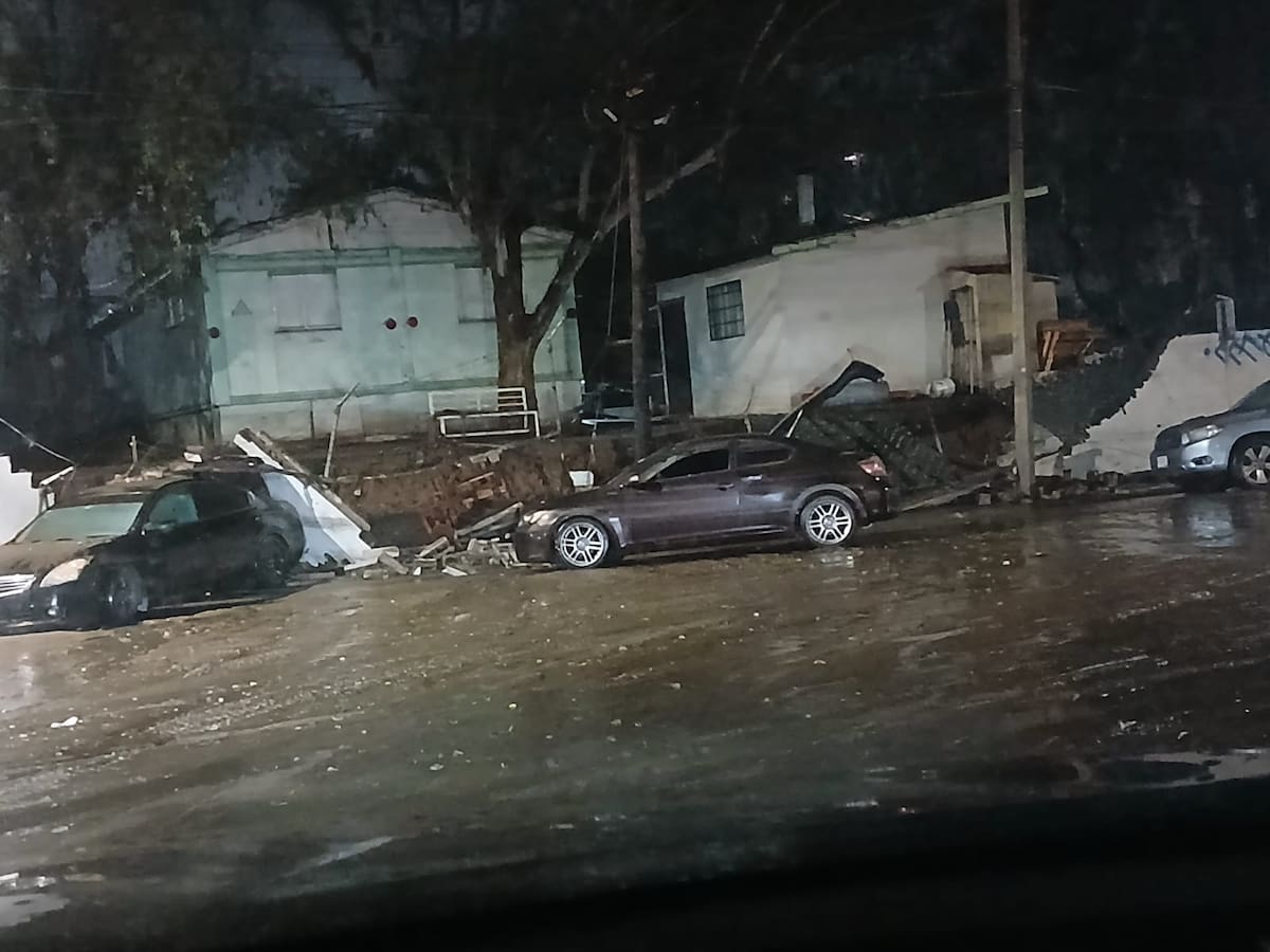 La barda del Colegio Servet colapsó sobre vehículos en el fraccionamiento Nueva Ensenada. Foto: Cortesía