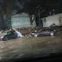 Colapsa barda del Colegio Servet sobre vehículos tras inundaciones en Ensenada