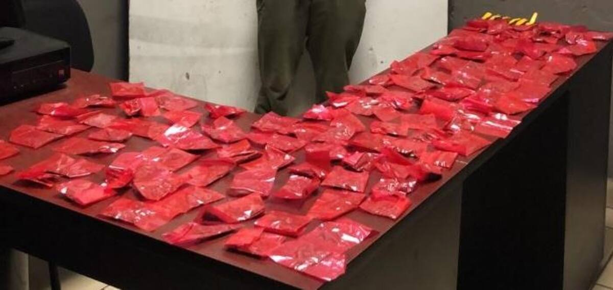 Aunque no se reveló la identidad de la joven detenida, las autoridades investigan el origen y destino de la droga. Foto: Referencial.