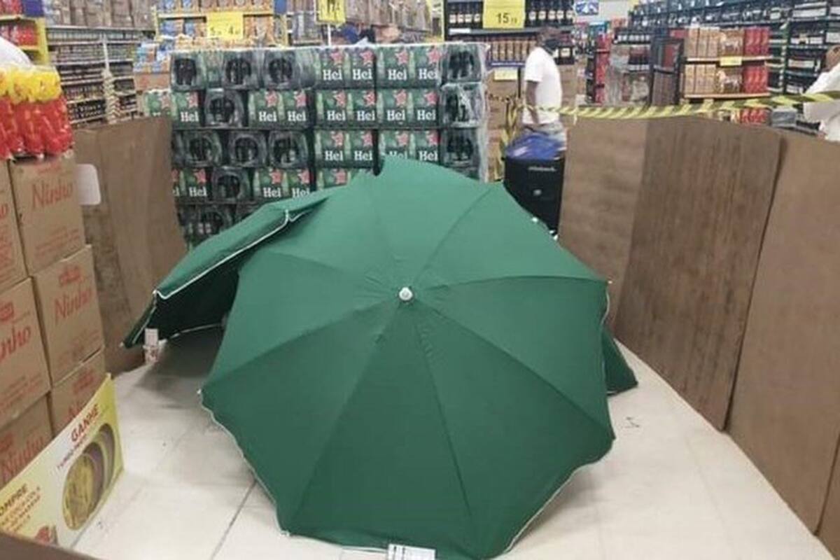 Ocultan muerte de trabajador de supermercado con sombrillas para no cerrar en Brasil