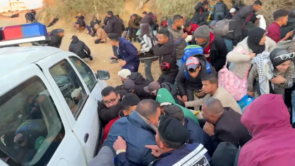 Los habitantes de Gaza que esperan regresar a sus hogares en el norte de Gaza se ponen a cubierto después de que el ejército israelí abrió fuego para impedirles cruzar a la zona el sábado 25 de enero. / CNN