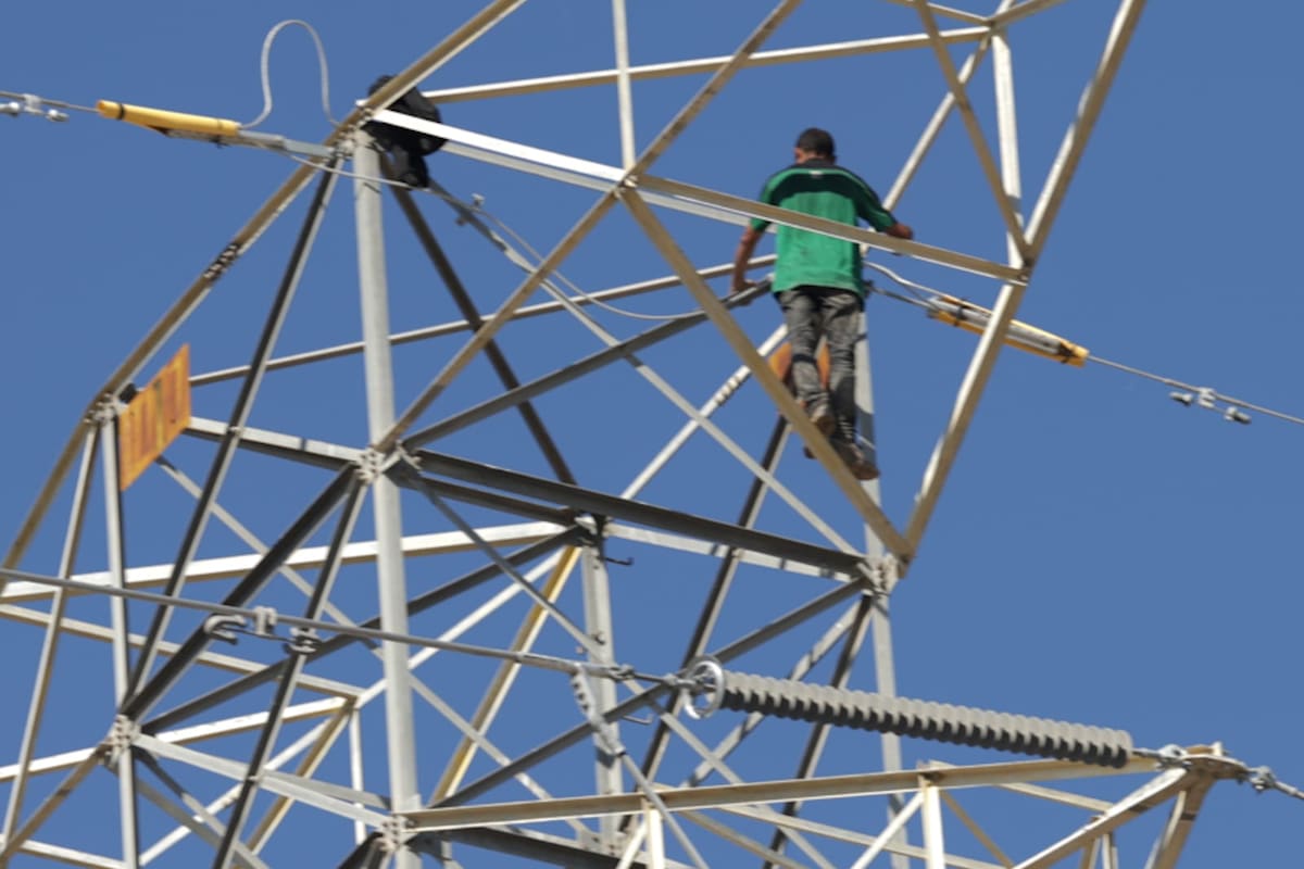 Vecinos alertan por hombre que subió a torre de alta tensión en El Dorado