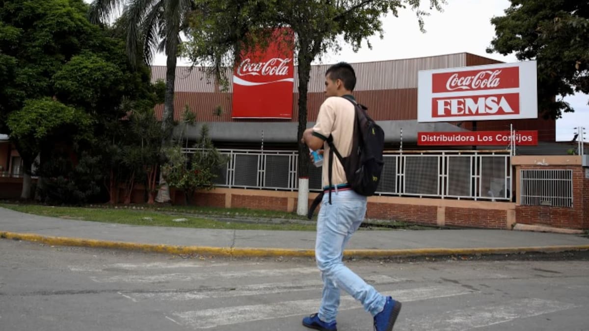 La propuesta busca incentivar el uso de azúcar de caña mexicana en la industria refresquera mediante un esquema de precios preferenciales. /Reuters