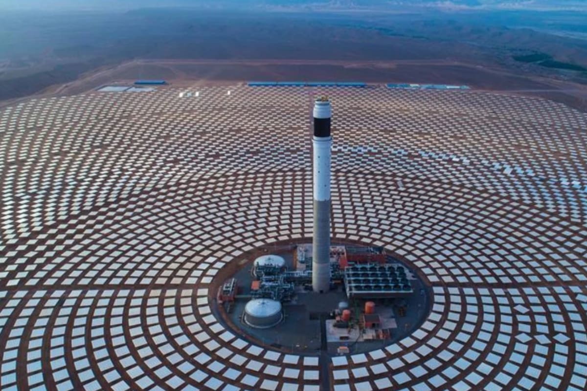 A las puertas del Sáhara, Marruecos convirtió miles de espejos en una enorme batería térmica con un complejo solar de 580 MW que puede almacenar el calor del día y utilizarlo durante la noche para seguir produciendo electricidad