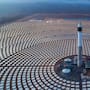 A las puertas del Sáhara, Marruecos convirtió miles de espejos en una enorme batería térmica con un complejo solar de 580 MW que puede almacenar el calor del día y utilizarlo durante la noche para seguir produciendo electricidad