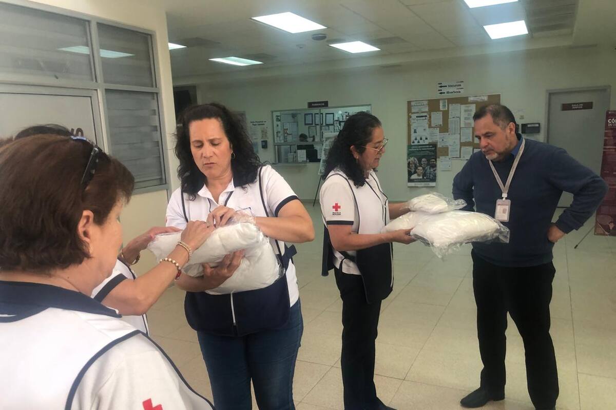 Voluntarias de Cruz Roja de Rosarito donan a pacientes de Hospital General