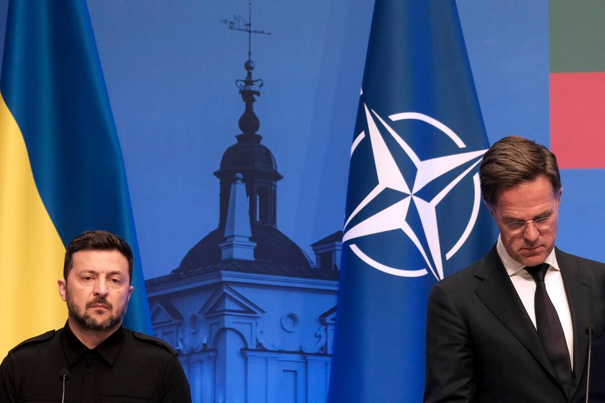 El presidente de Ucrania, Volodímir Zelenski (i), y el secretario general de la OTAN, Mark Rutte, al asistir este lunes, 2 de junio, a una conferencia de prensa conjunta durante la Cumbre de Vilna del B9 (los Nueve de Bucarest) y los países nórdicos, en Vilna (Lituania). | Crédito: EFE/Toms Kalnins