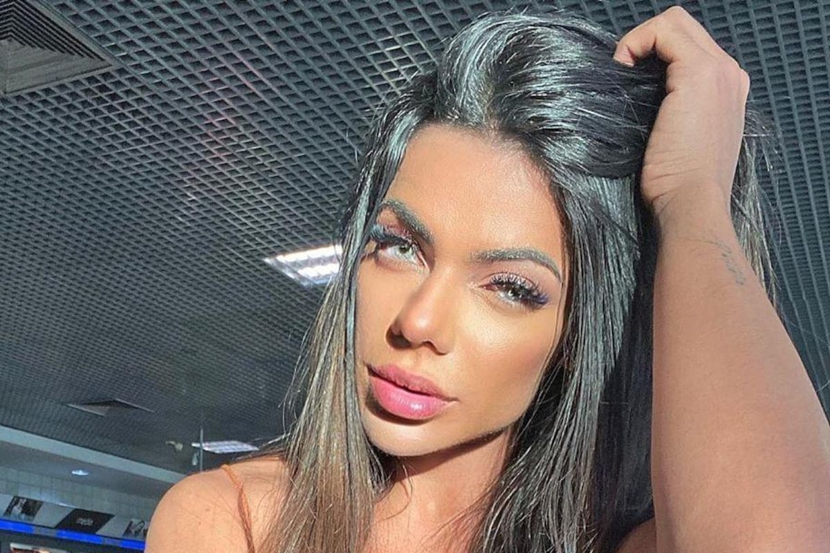 Suzy Cortez se sacude la arena de la retaguardia para invitar a contenido exclusivo