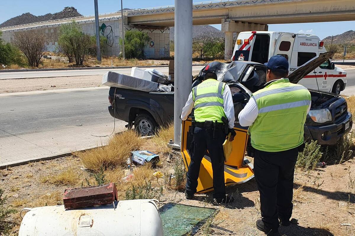 Camioneta se estrella y "se mete hasta la cocina" en casa de colonia Los Ángeles