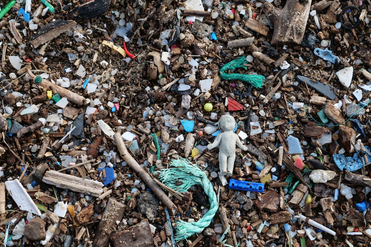 Un nuevo mapa global revela la verdadera profundidad de la contaminación por microplásticos