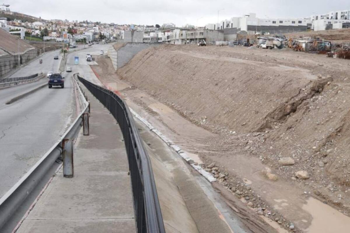 Limpian entrada de Colinas de California por encharcamientos