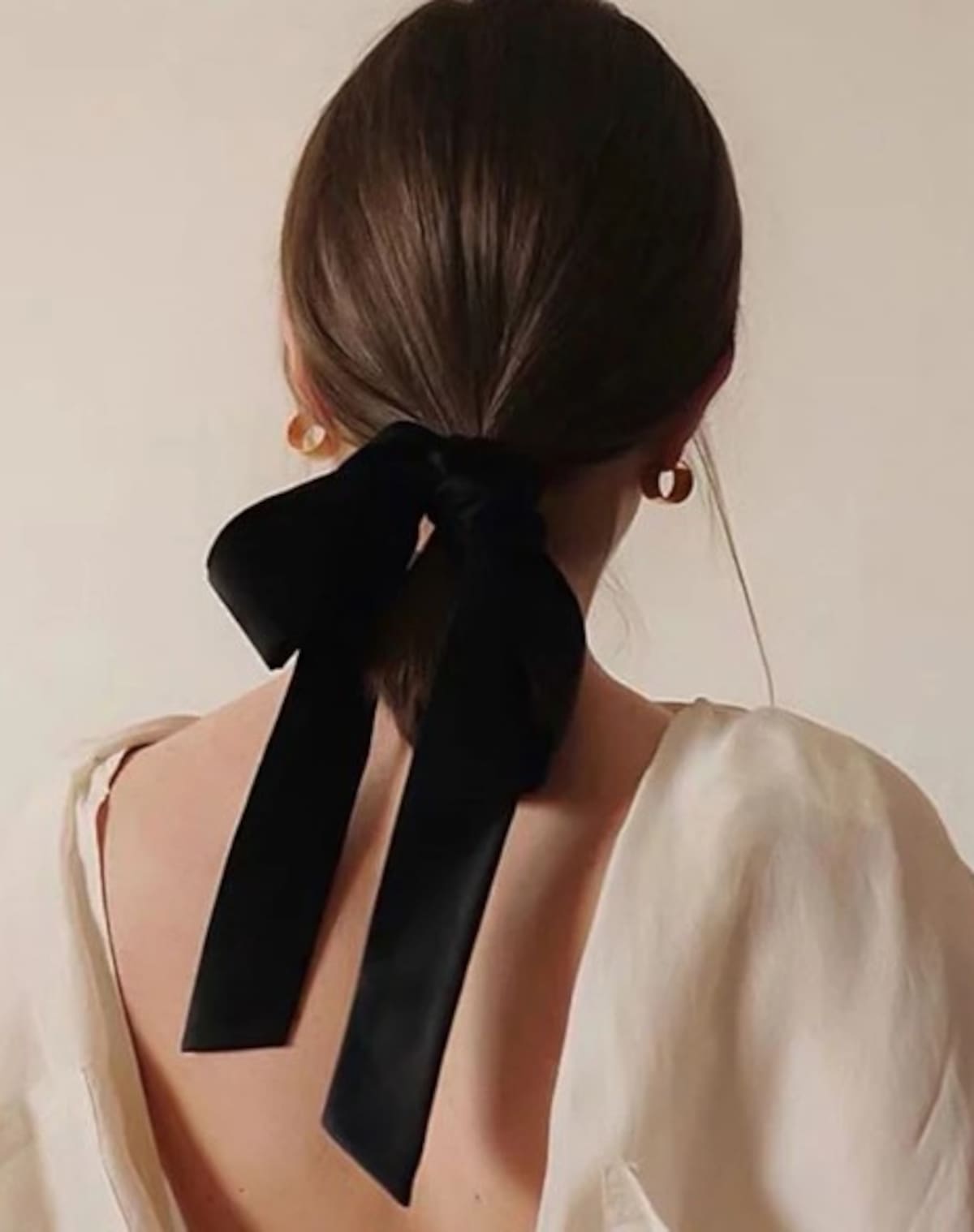 El "Sleek Bun" con Lazo (Tendencia Coquette sofisticada)