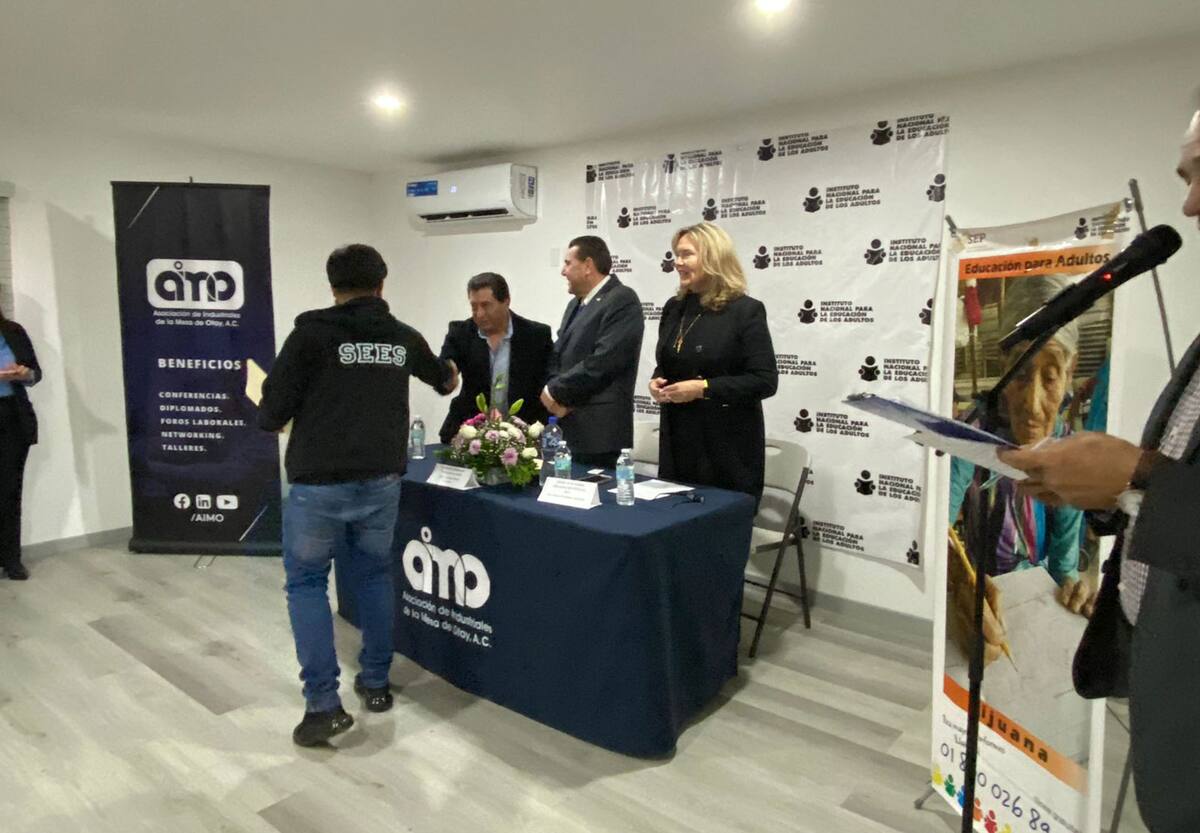 El sector industrial se ha mantenido en colaboración con los organismos educativos para promover su avance y movilidad social.