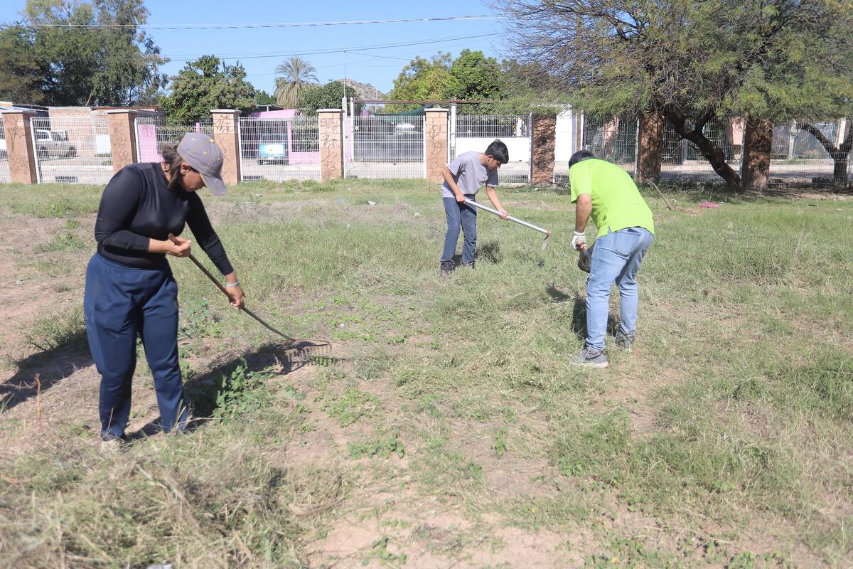 Vecinos se unen para limpiar el parque