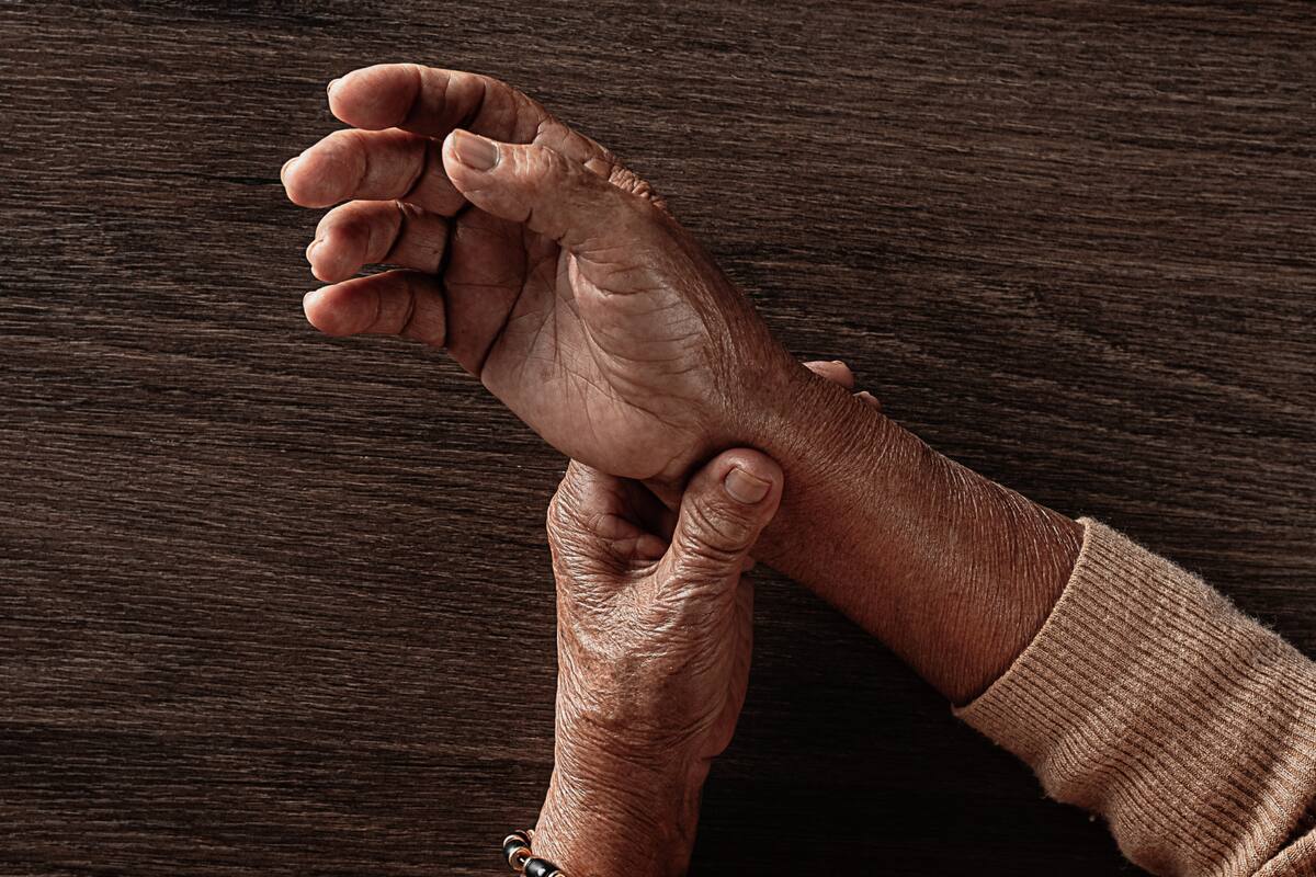 Así funciona el dispositivo cerebral con IA que reduce temblores y rigidez en pacientes con Parkinson