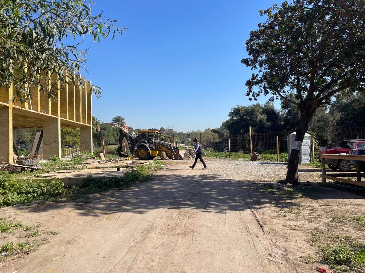 El parque Cocina Central, en la colonia Lucio Blanco de Rosarito, permanece en el abandono desde 2023, con obras inconclusas, acumulación de basura y falta de mantenimiento. Foto: Carmen Gutierrez