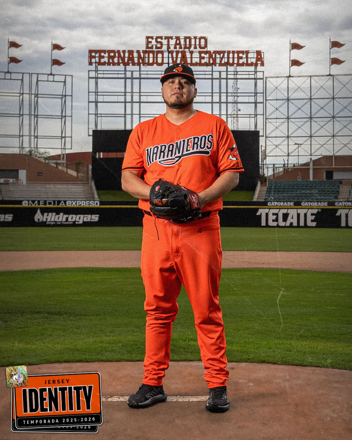 El lanzador hermosillense José Samayoa luce el nuevo uniforme "Identity" de los Naranjeros de Hermosillo para la temporada 2025-26. (Foto: Naranjeros de Hermosillo)