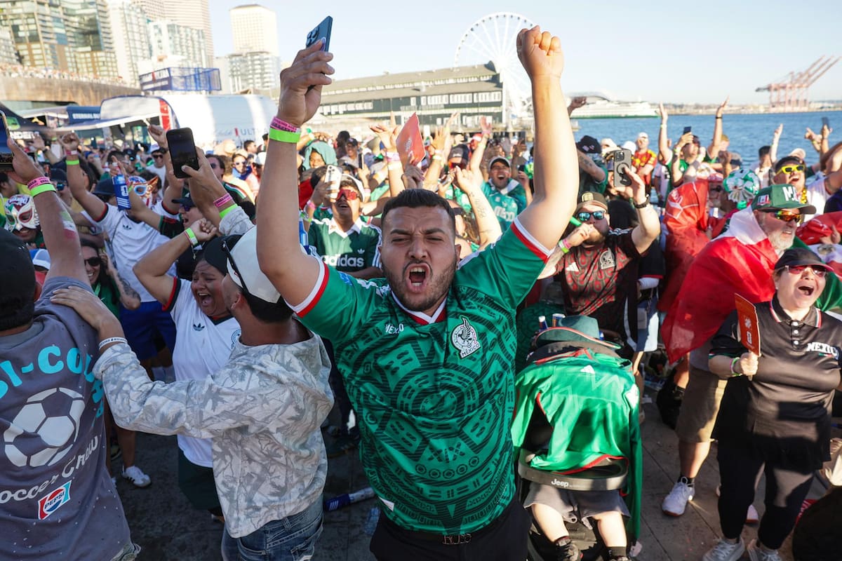 Aficionado celebra con jersey de México. (Foto: EFE/EPA/CHRIS TORRES)