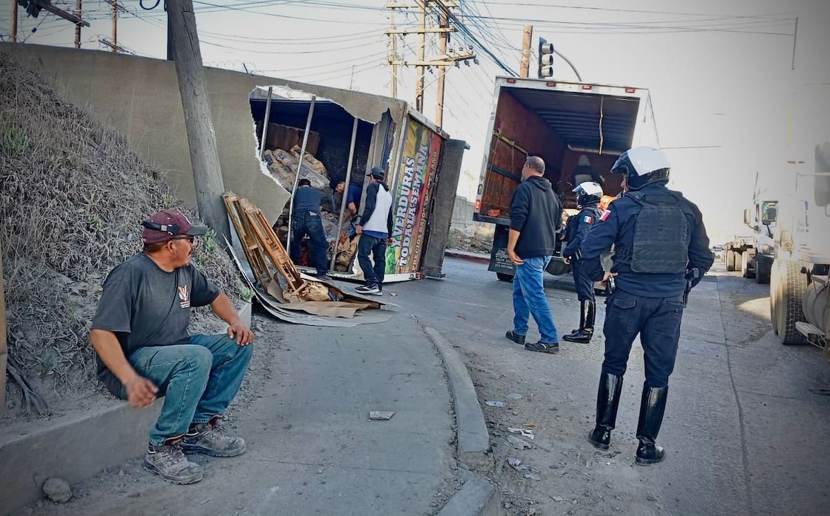 La volcadura de un camión con papas en El Realito bloqueó el tránsito rumbo al bulevar 2000. Foto: Border Zoom